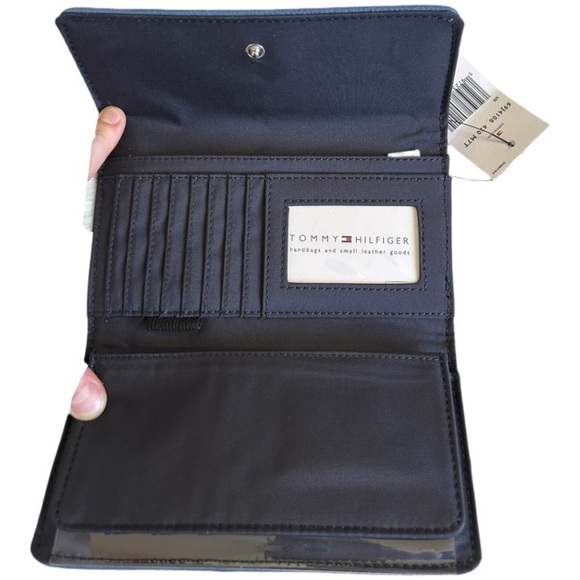 NWT Woman’s Tommy Hilfiger Faux Leather Folding Wallet With LOGO Design - Picture 5 of 9